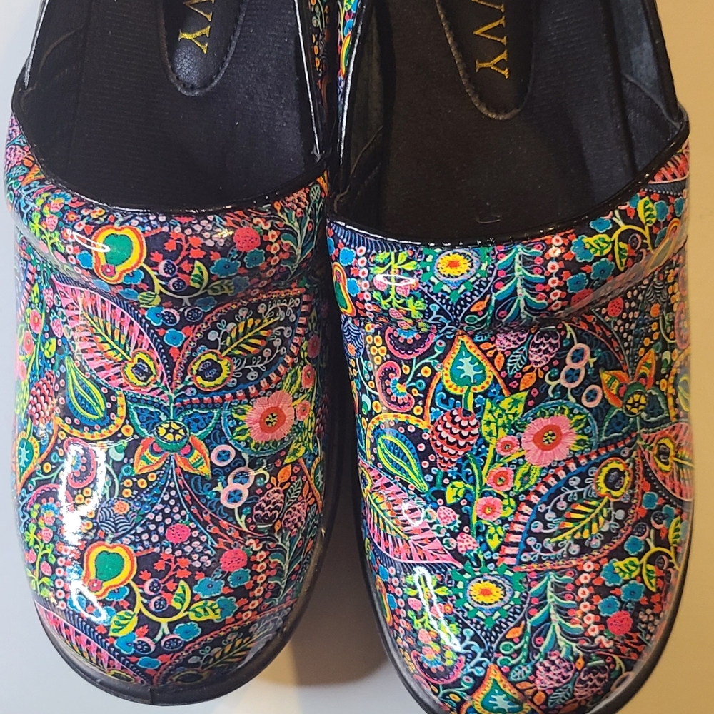 Savvy Women’s Multi Color Paisley Clogs Size 11 NWOT